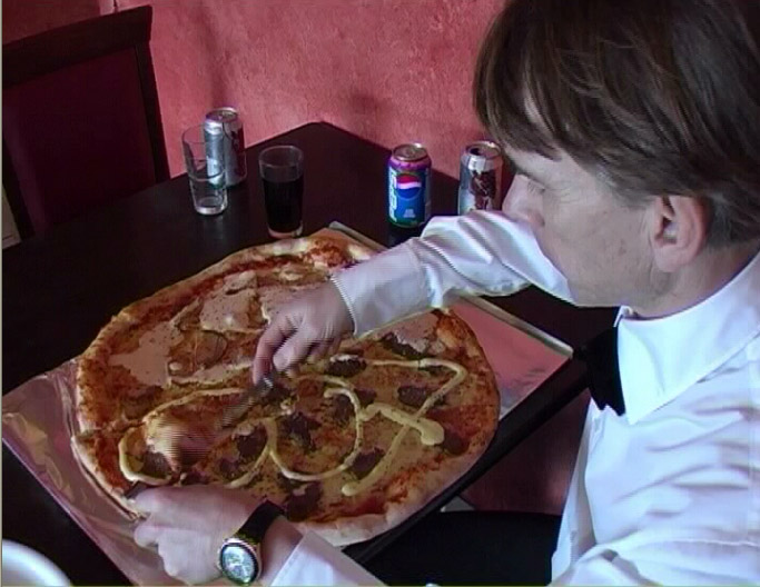 James Bond med Sveriges första 007 pizza som finns i Nybro. Mr James Bond aliias Gunnar Schäfer creation
