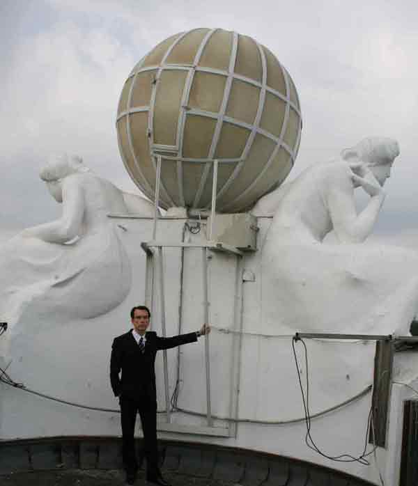  James Bond,  behind scenes from Tomorrow Never Dies were filmed in Hotel Atlantic Kempinski  Hamburg in the roof outside and behind