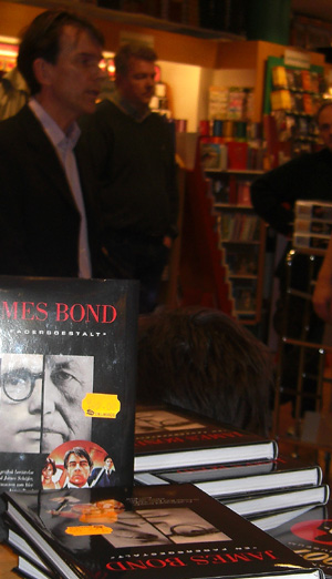 James Bond Gunnar Schfer p besk i Kalmar i bokhandeln Dillbergs med ANLEDNING AV GUNNAR BONDS  BIOGRAFI 