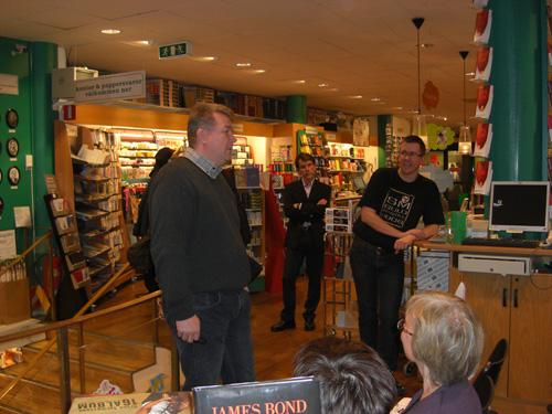 James Bond Gunnar Schfer p besk i Kalmar i bokhandeln Dillbergs med ANLEDNING AV GUNNAR BONDS  BIOGRAFI 