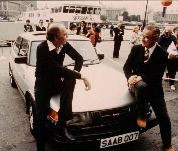 John Gardner till vnster och frfattarkollegan Douglas Rutherford   SAAB 900 Turbo 1986 James Bond Silver Beast Specification.j