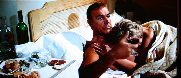 En scen med Svenska Absolut Vodka som frekommer som sponsor i Never Say Never Again  Med Sean Connery som Agent 007 James Bond