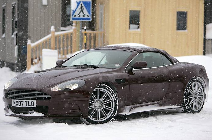 My name is DBS Volante, Aston Martin DBS Volante." Här är Bondbilen DBS som cab i ett vintrigt Sverige