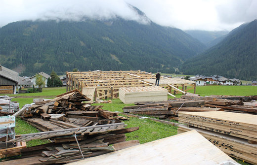 Local newspaper Kleine Zeitung got the first glimpse at the preparation work already underway in the South West of the country. For the 24th secret agent movie Daniel Craig is expected to be for three days of shooting in East Tyrol. Scenes in Obertilliach are already built.