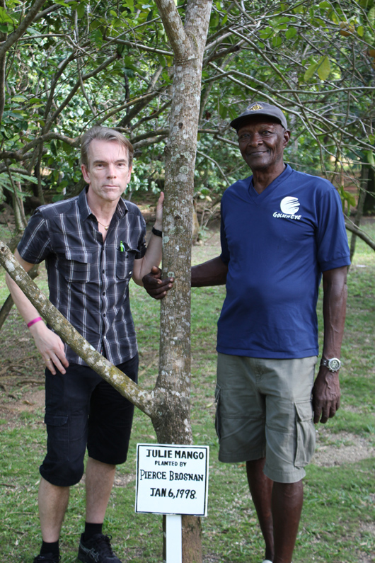 James Bond (Gunnar Schfer) and Mr Ramsey Ian Flemings gardene