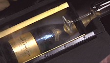 Bollinger RD 1988  Denna champagnen uppenbarar Bond i ett specialfack i sin Aston Martin i brjan av GoldenEye. Caroline, som har blvitt snt ut av M fr att vrdera Bond, blir imponerad av detta.
