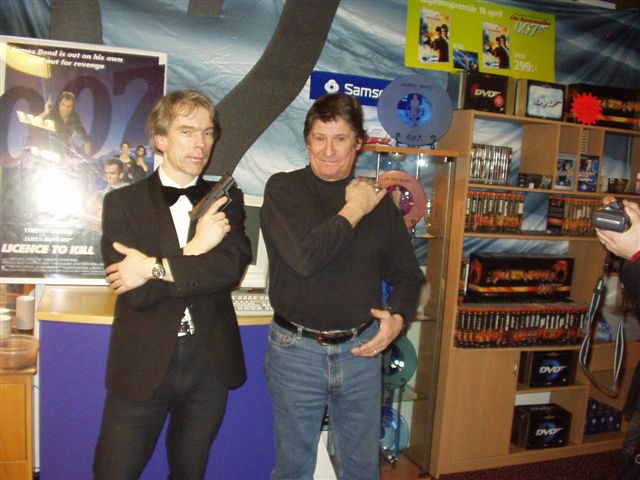  LLICENCE TO KILL 1989 Lars Lundgren with James Bond Gunnar Schfer in The James Bond 007 Museum Nybro Sweden