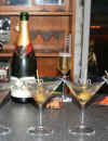ven ett glas Champagne Bollinger dracks det senare under kvllen, med 007 signerade champagne glas och 007 signerade Dry Martini las