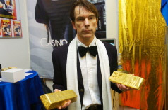 ames Bond alias Gunnar Schfer hade med sig guldtackor och annan rekvisita till galapremiren p nya BondfilmenCasino Royale p Saga igr vid midnatt.