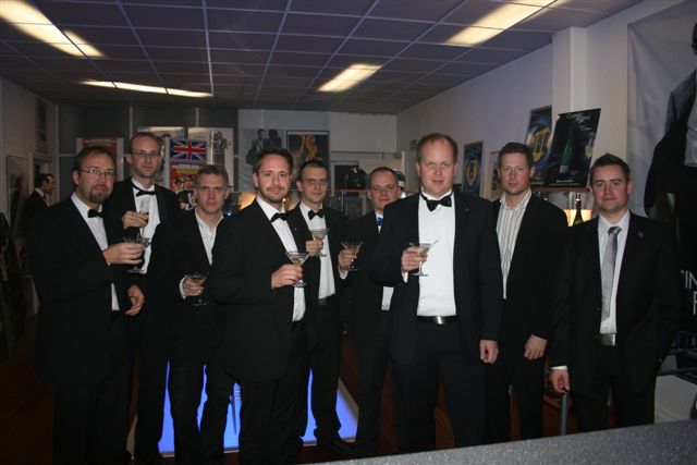 Hr r Emmaboda Round Table samlade i bondrestaurangen (som tar upp till 100 personer) fr att avnjuta en Dry Martini innan biovisning.i James Bond 007 museet.