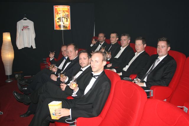 P plats i 007biografen med popcorn och coca cola zero zero seven (007) samt Dry Martini.