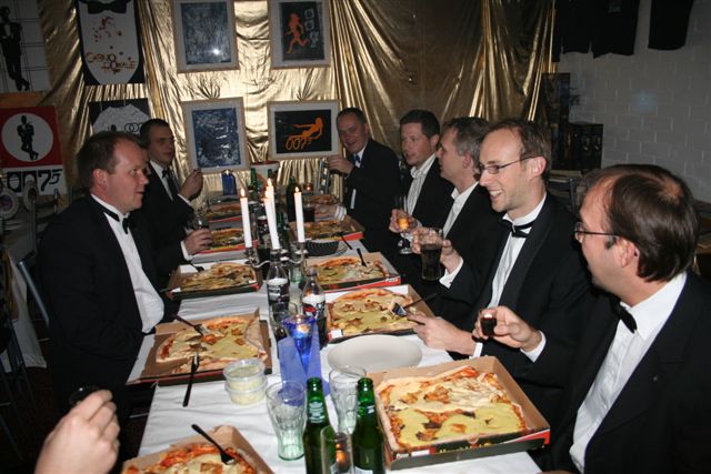 I James Bond 007 museet finns det en speciell 007 pizza som innehller oxfile`och flskfile`sant 2 olika sser hr i restaurangen i 007 museet.