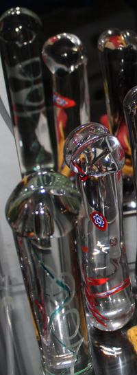 James Bond 007 Museet i Nybro glass- 007 dilldos  som finns i 007 Museet.