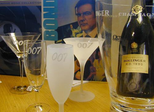 James Bond 007 dry martini glas och 007 champagne glas i frostat och glasklart med 007 logo som r inblstrat i glasen.