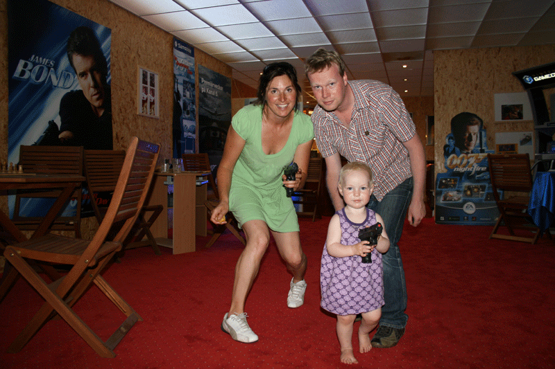 Johan Glans med familj, Sara Young och  dottern Minni p besk i James Bond 007 museet Nybro juli 2009.