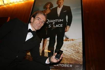 Sveriges James Bond hr p Rigoletto i Stockholm med Sony Ericssons C902 nya Bondtelefon som anvnds flitigt i filmen